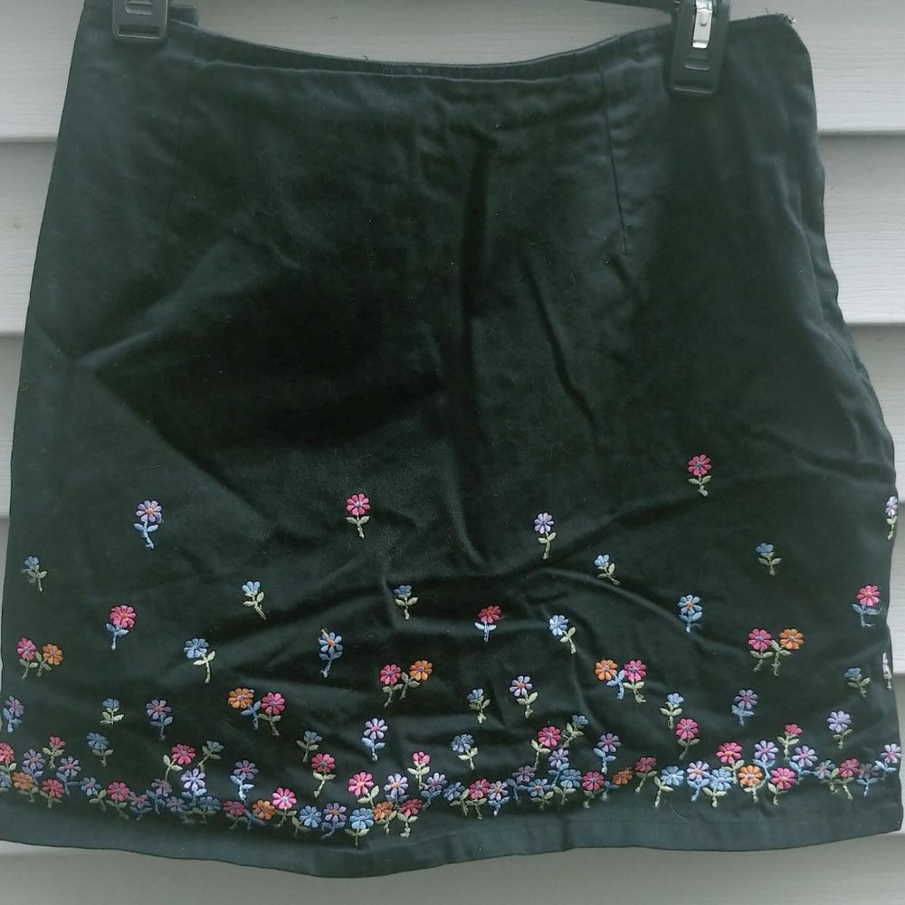 Black skoolots with embroidered flowers